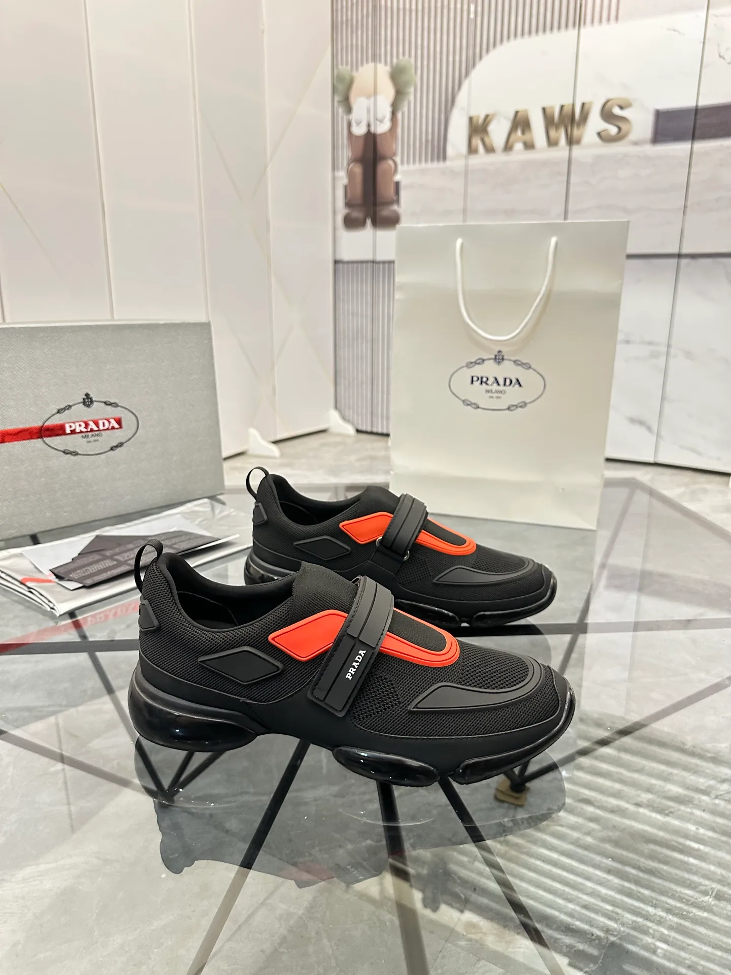 Men's shoes: 💰P520¥ High-end top quality Product trademark: Prada *"Prada*" low-top casual shoes Regular size: 38-45 (can be customized to 46) One size larger Product materials: imported breathable fly weave upper, professional glue-making process, breathable lining, cowhide foot pads, original outsole. No.: 001